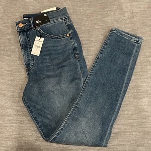 Here is a brand new EXPRESS high rise denim pair of jeans size 6R.